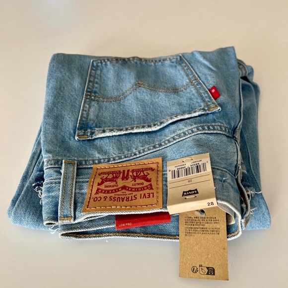 Levi’s LOW PRO Women’s Jeans - Light Stonewash Size 28 (size 6) - Picture 2 of 9
